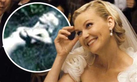 kirsten durst nude|Kirsten Dunst is laid bare in breathtaking scenes from her new。